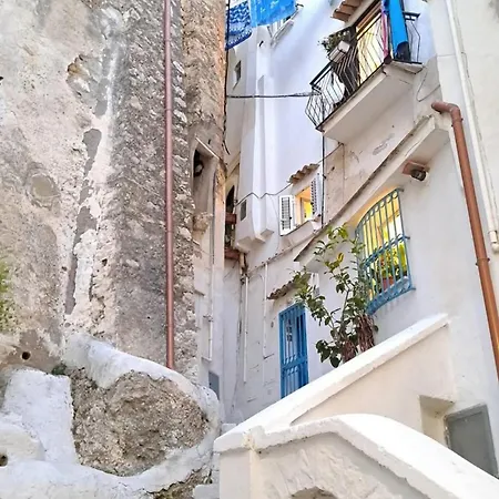 Tra I Vicoli Di Sperlonga, Storia, Mare E Relax * Сперлонга