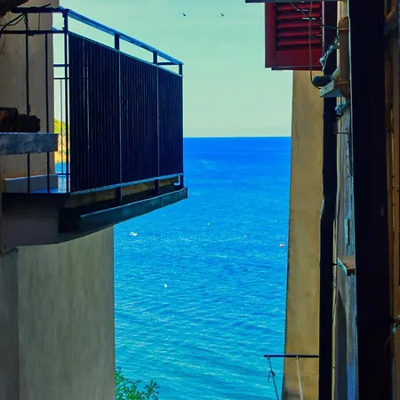 Tra I Vicoli Di Sperlonga, Storia, Mare E Relax